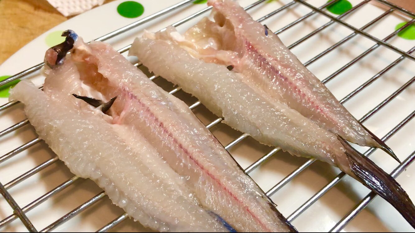 はやと はやとちゃんねる そして 塩干物の製造に着手したのである カワハギ ゴンズイ カマスを開いて乾かす 焼いて食べるだけじゃない カワハギは更に唐揚げにする 干物を唐揚げにして食べるとヤヴァイゲリオンらしい カワハギ カマス