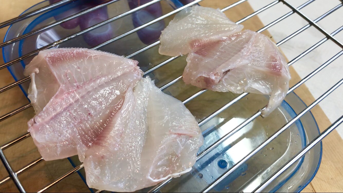 はやと はやとちゃんねる そして 塩干物の製造に着手したのである カワハギ ゴンズイ カマスを開いて乾かす 焼いて食べるだけじゃない カワハギは更に唐揚げにする 干物を唐揚げにして食べるとヤヴァイゲリオンらしい カワハギ カマス