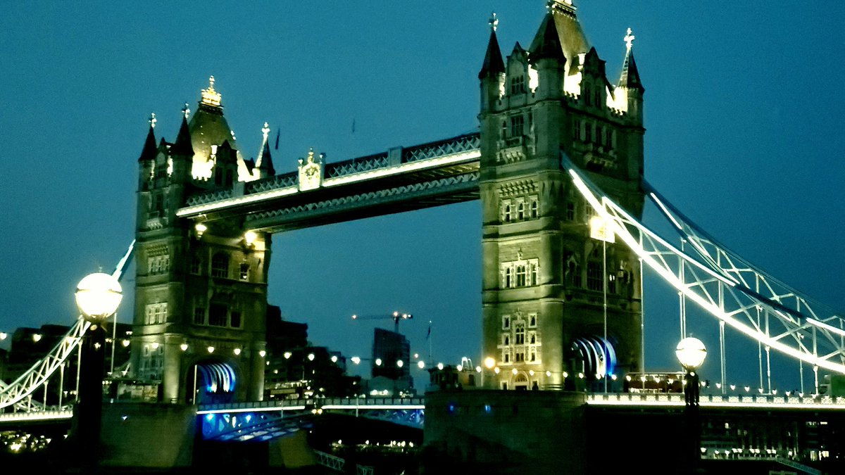 lestat_psycho's tweet photo. London at night.... https://t.co/T6zQS47FhY
