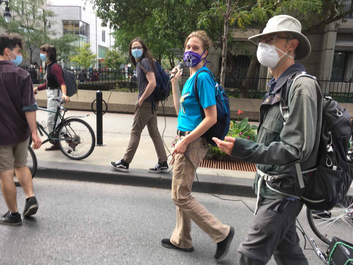 Nous avons chanté à la manif pour garder l'hôpital Royal Vic dans le domaine public. On ne veut pas d'un cadeau d'un milliard à l'Université McGill qui pourrait ensuite le revendre pour faire des condos. <a href="/frogsarelovely/">fr0gz</a> <a href="/CCMP_MPCC/">Comité des citoyennes et citoyens Milton Parc</a>