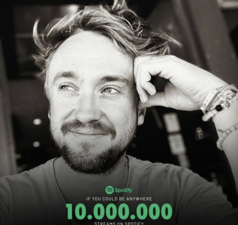 slydracos's tweet photo. congratulations tom we’re so proud of you, we love you @tomfelton https://t.co/clDbv7xU6q