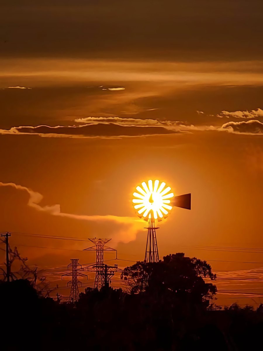 RandyShanofsky's tweet photo. #sundaysunset
#oklahomastyle https://t.co/uiM37MlfOq