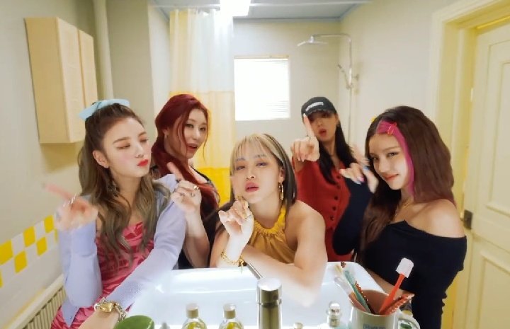 movingcloserken's tweet photo. swipe swipe swipe!! 
itzy never disappoint us, they always give their best for midzy ♥

SWIPE FOR ITZY
#SWIPE_RELEASE 
@ITZYofficial https://t.co/yaipJMIMDU