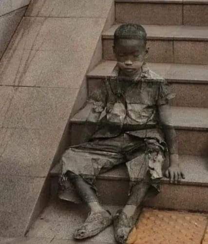 MendesOnca's tweet photo. A INVISIBILIDADE DA POBREZA
Pintura do artista de rua, Kevin Lee https://t.co/0VivM8oVwJ