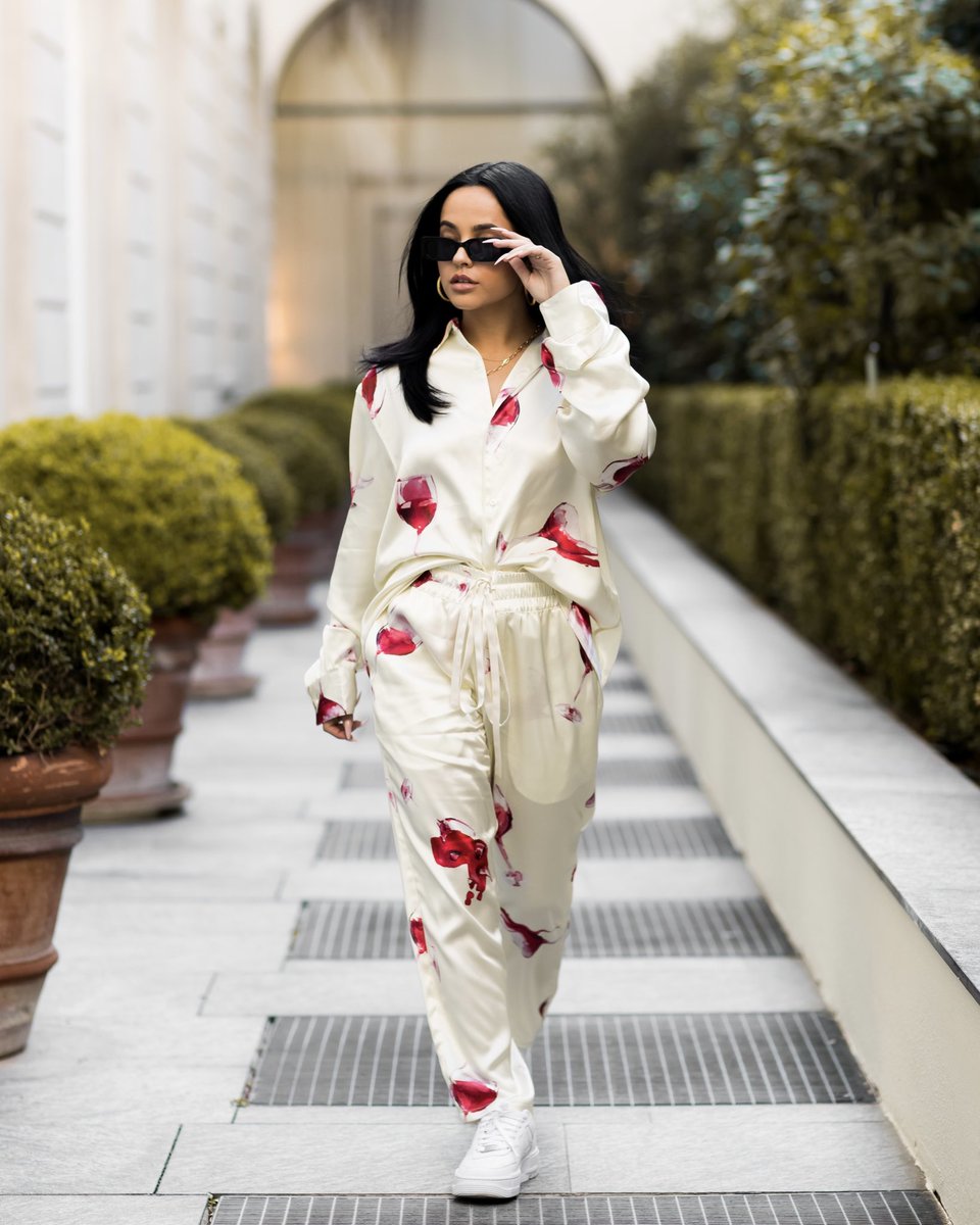 iambeckyg's tweet photo. The vino hits different here 🍷🤍 https://t.co/N3Zh4DMaps