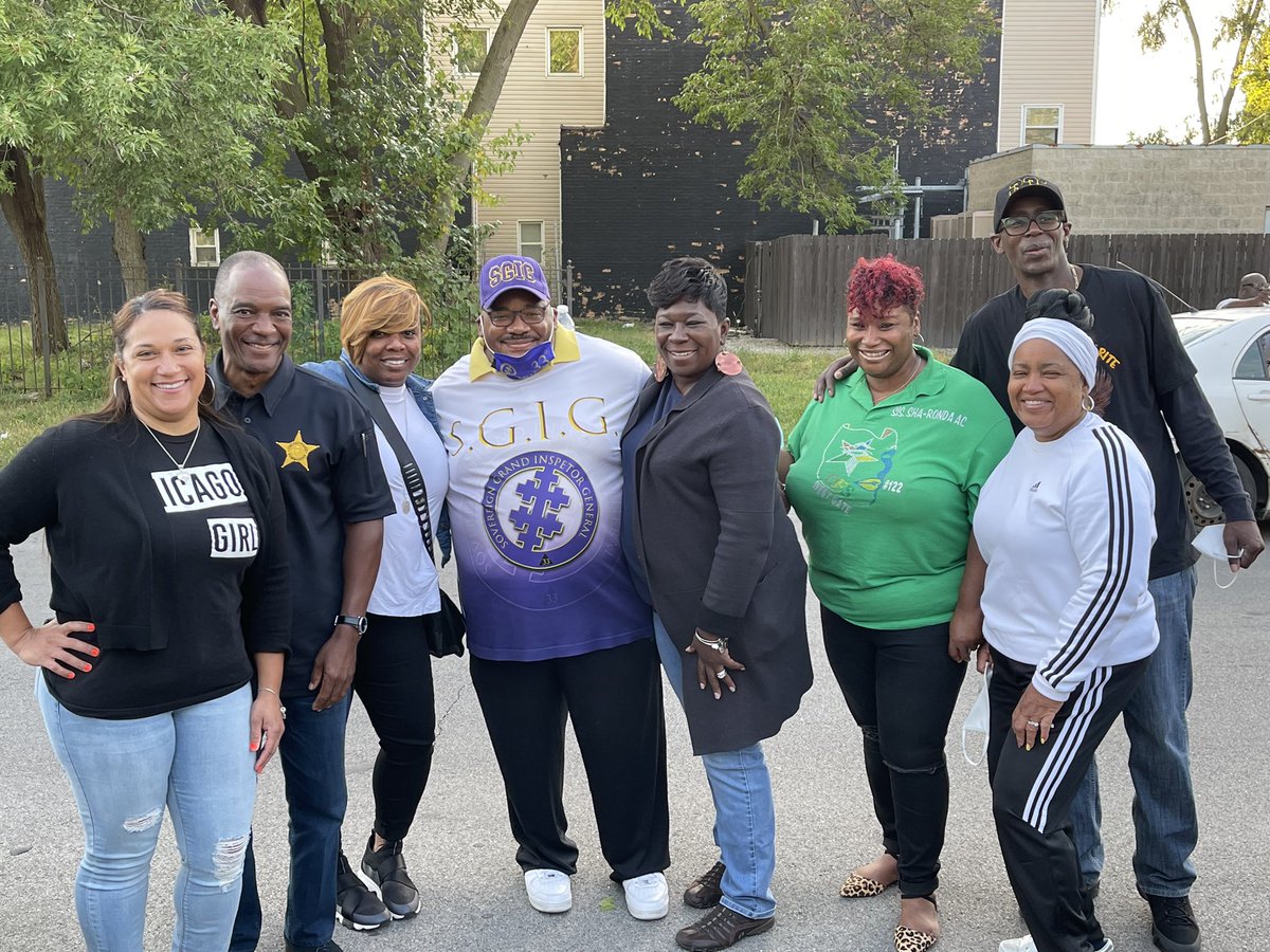 ChicagoCAPS05's tweet photo. Yesterday, Commander White, Deputy Chiefs Snelling &amp; Talley &amp; officers of the @ChicagoCAPS05 joined community organizations to provide dinner, prayer &amp; support to residents of the 11800 block of Emerald. https://t.co/9hhZwITh3Z