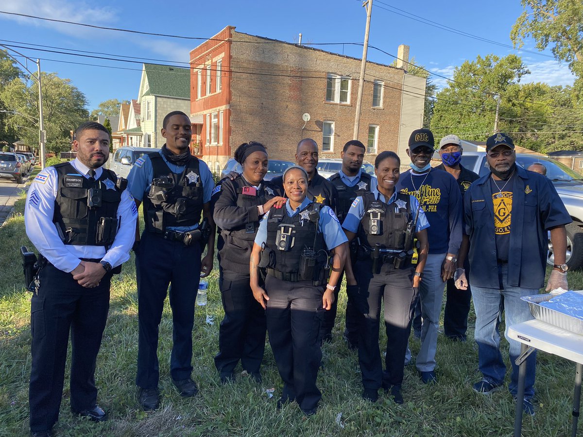 ChicagoCAPS05's tweet photo. Yesterday, Commander White, Deputy Chiefs Snelling &amp; Talley &amp; officers of the @ChicagoCAPS05 joined community organizations to provide dinner, prayer &amp; support to residents of the 11800 block of Emerald. https://t.co/9hhZwITh3Z