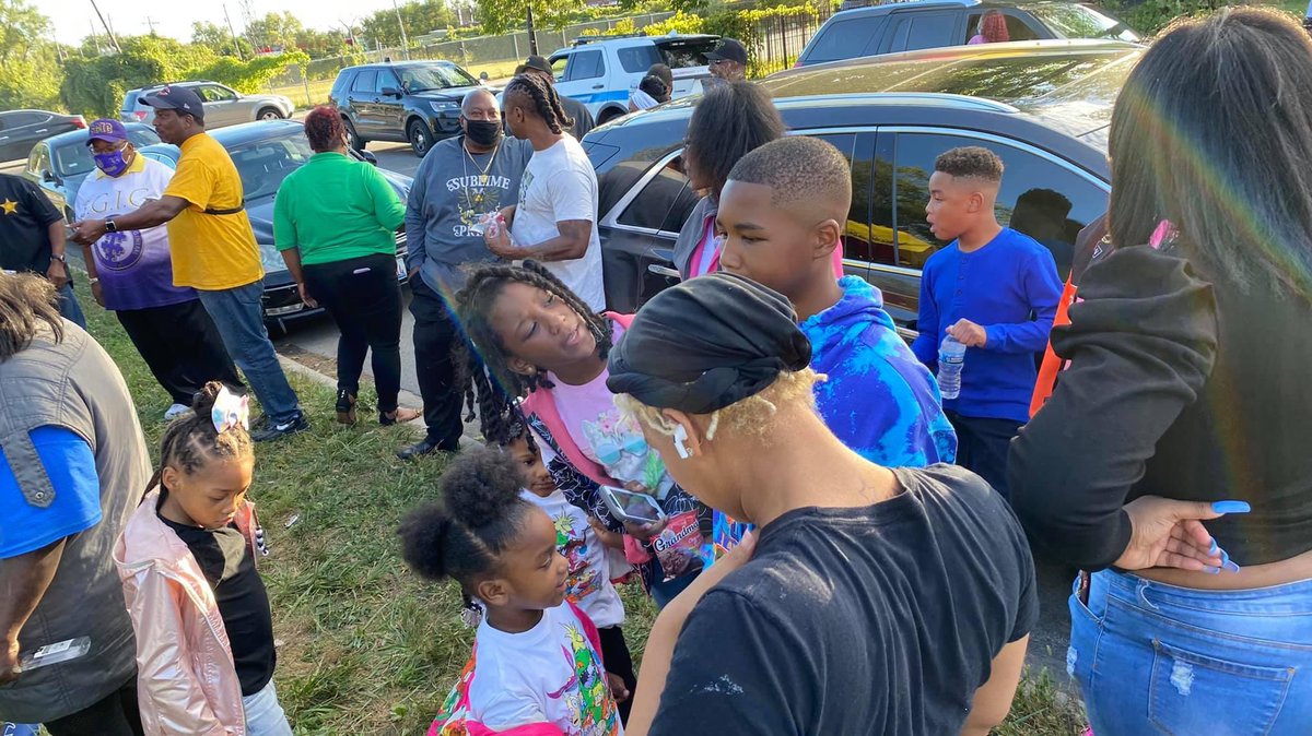 ChicagoCAPS05's tweet photo. Yesterday, Commander White, Deputy Chiefs Snelling &amp; Talley &amp; officers of the @ChicagoCAPS05 joined community organizations to provide dinner, prayer &amp; support to residents of the 11800 block of Emerald. https://t.co/9hhZwITh3Z