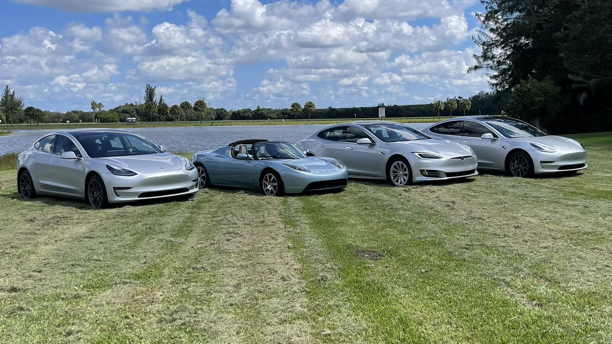 Filasophical's tweet photo. Great turnout today at #MarkhamPark for our @TeslaClubSoFla meetup!
It was like skittles in the grass🍭🍬
We were also lucky enough to have an #OGroadster and 3 OG silver paint!
🔥🔥🔥🔥😍😍😍😍 https://t.co/aOfYBh15PK