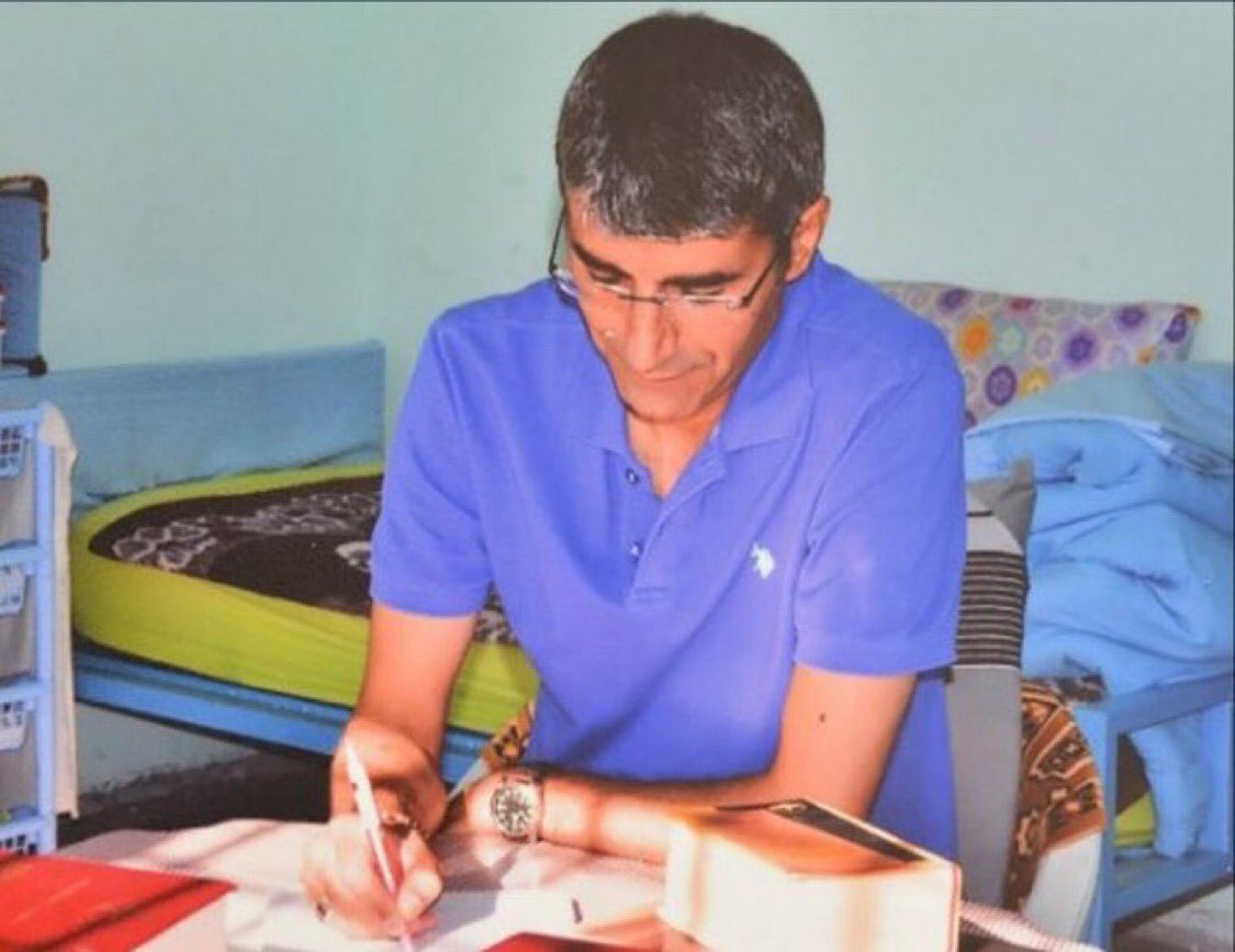 Bu iki resim arasında çalınmış bir ömür var! 27 yıllık bir kötülük var! Sistemik ırkçılık, ayırımcılık, zulüm var!
#İlhanÇomakaTahliye