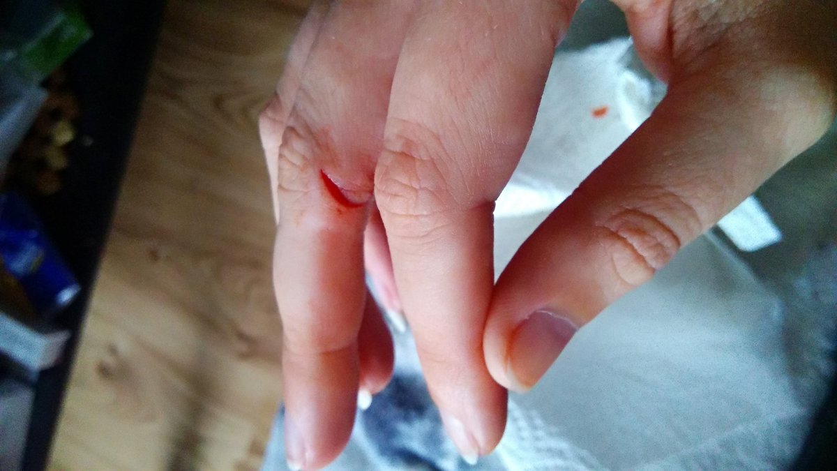 B_Puschelgaming's tweet photo. #uuups #rainbowsixsiege
Da ist man einmal vertieft in einem Match... Da vergesse ich das der Teller ein riss hat, wo noch ein Topf drauf steht, so geschah das Unglück das der Teller in der Hand zerbrach mit einem lauten knall. Und ich falle fast in Ohnmacht xD https://t.co/5wVTT4QZHC