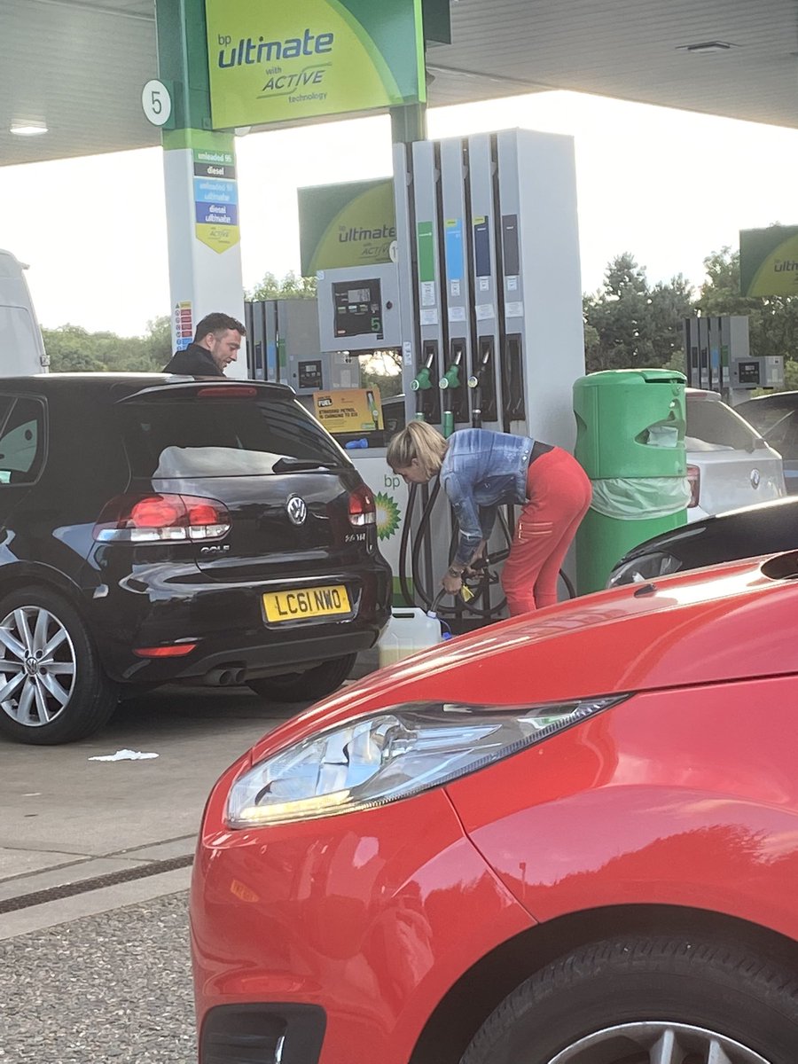 ALJeeeria's tweet photo. I’m alright, Jack. Selfish morons filling up drinking water containers with extra fuel ⛽️ whyyyy is this allowed @bp_plc #fuelpanic 🙄 https://t.co/MaOeH63mwJ