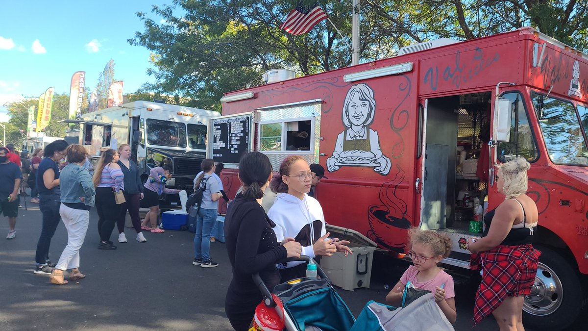 ValsVittles's tweet photo. Holy moly this event has been jam packed of excitement thanks #mumfest #foodtruck #ct. https://t.co/iAVo5384AX
