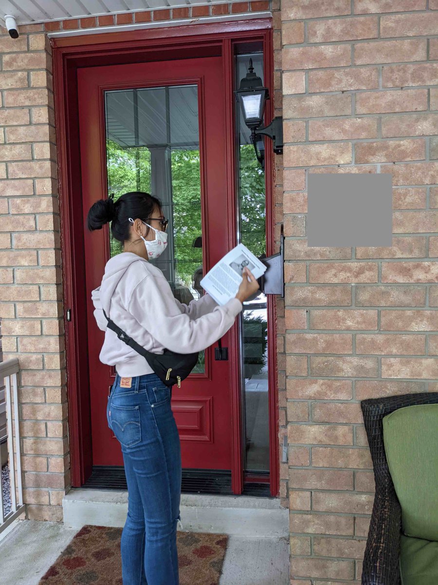 renovictions's tweet photo. Tenants fighting renoviction at 2419 Keele Street delivered a letter to landlord Brendan Riley today, demanding he withdraw the new N13 eviction notices.

Riley refused to accept the letter directly from the group of tenants, told them he’d called the cops, then drove off. https://t.co/HaGysL2rgB