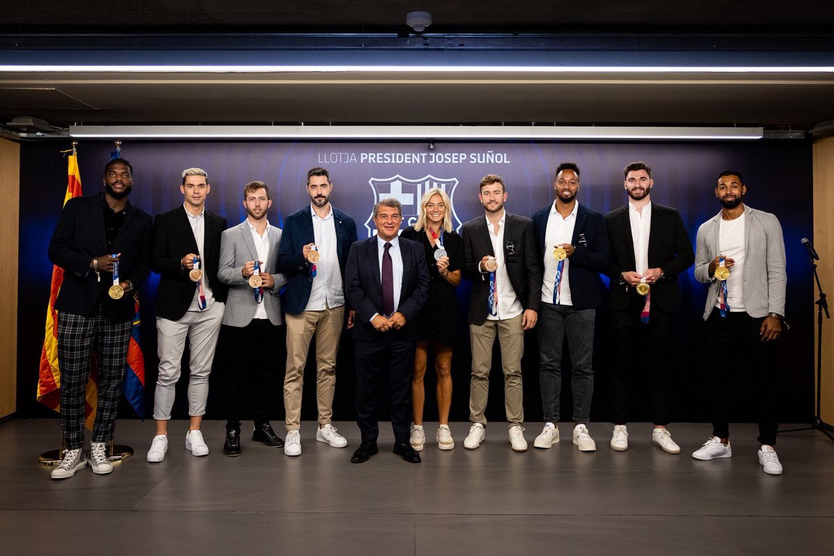JoanLaportaFCB's tweet photo. Avui la medallista i els medallistes olímpics del Club han rebut el reconeixement de l’afició a l’Estadi, en un partit en el que hem gaudit de la victòria del nostre equip! https://t.co/IoU9M9SEYJ