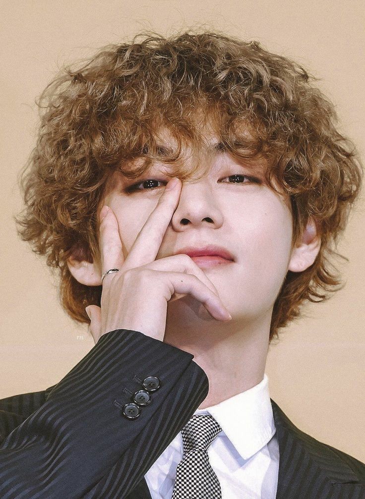 peki ya Taehyung'un kıvırcık saçlarına ne demeli.