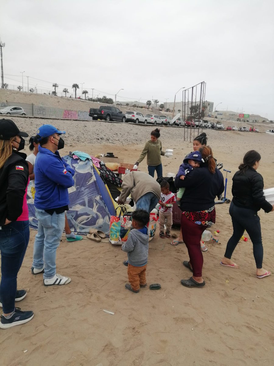 rcparinacota's tweet photo. Ruta del Sandwish...agradecidos de todos quienes colaboraron en esta noble tarea, un desayuno para nuestros hermanos y hermanas en situación de calle. 
#distrito4320 #ServirParaCambiarVidas #Rotary https://t.co/U3eCzCDREz
