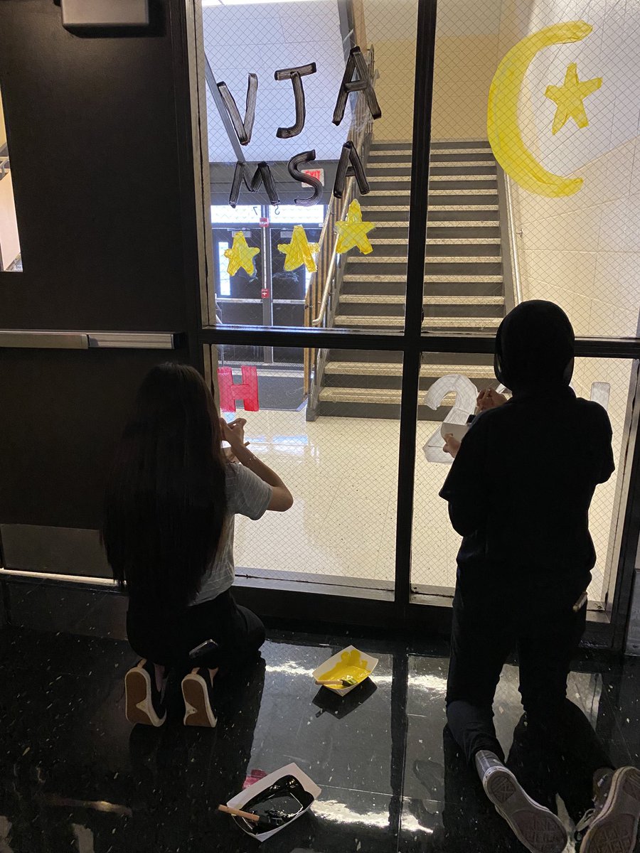 InamYounis's tweet photo. Sunday afternoon! Homecoming window painting!!! https://t.co/on6HXTA9bX