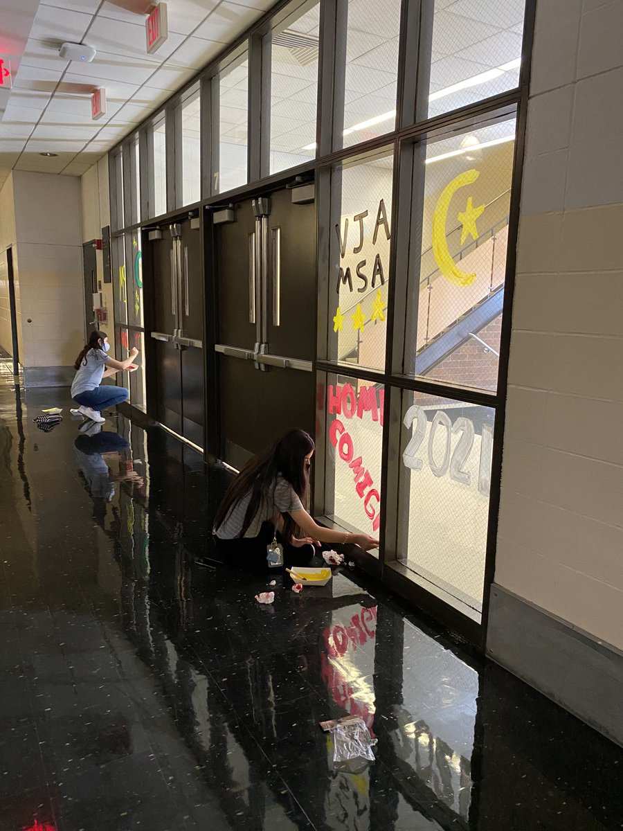 InamYounis's tweet photo. Sunday afternoon! Homecoming window painting!!! https://t.co/on6HXTA9bX