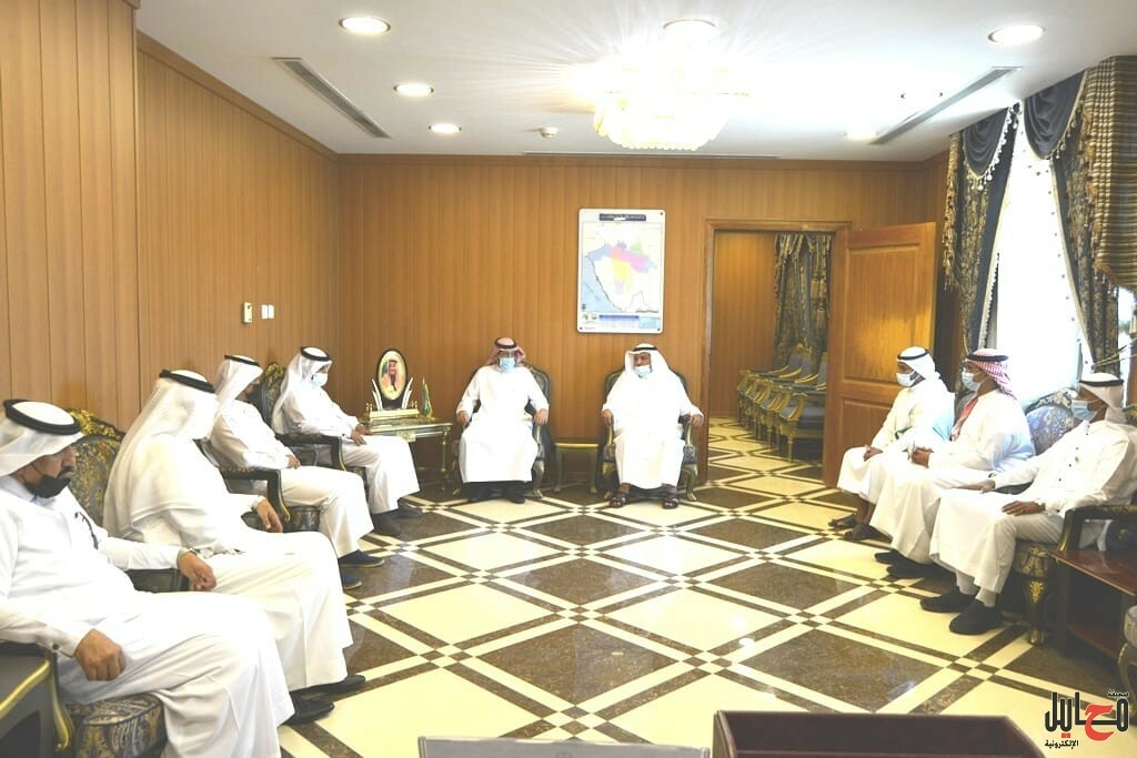mohyl1's tweet photo. محافظ محايل يلتقي وكيل وكالة خدمة المجتمع والتعليم المستمر بفرع جامعة الملك خالد بتهامة  https://t.co/Y6IDwBTw6U https://t.co/SbLNStqIfW