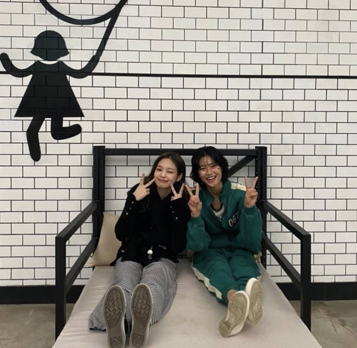 #JENNIE visited #JungHoyeon on her filming set for #SquidGame hot ppl hang out with hot ppl wbk😌