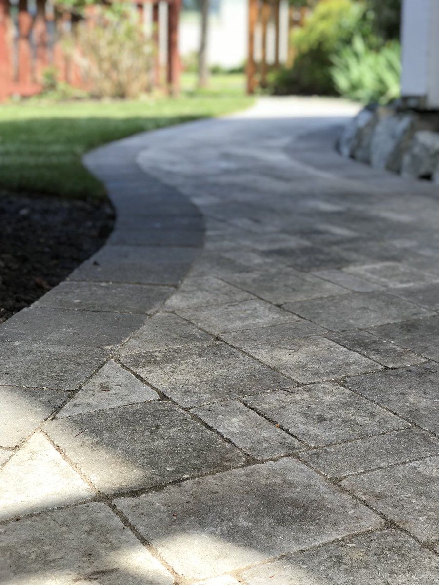 HardscapeCanada's tweet photo. Curvatures in #Hardscape installs. They must be smooth, consistent and built to guide traffic through the landscape without the feeling of needing to take a shortcut! 

https://t.co/aJ3LHsbCMd https://t.co/mWCORHKHnr