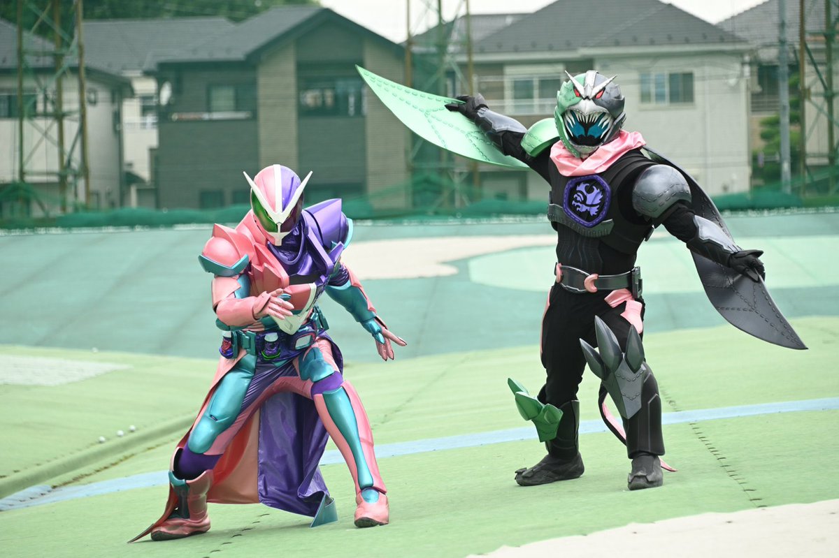 ヨシヒコ 寝ろ 仮面ライダーリバイス ライダー50周年作品だからバイスタンプ別変身フォームが歴代ライダー モチーフになってるんだけど デザインと変身後の決め台詞だけでなんとなく当てていくスタイル毎回ﾜｸﾜｸしてすき W 電王 ファイズときて来週は