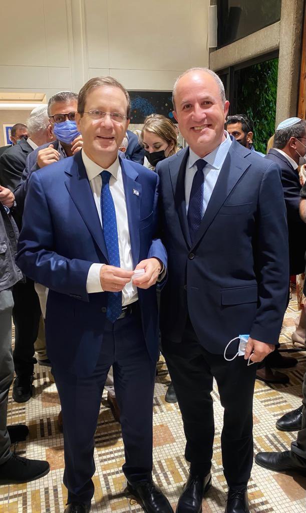 yechiellasry's tweet photo. רוח חדשה ורעננה בבית הנשיא הרצוג, המארח לימוד ליל הושענא רבא המוקדש לגדול רבני מרוקו, הרב רפאל ברדוגו, לרגל 200 שנה לפטירתו - ישראל אחת בלבד https://t.co/Z2pIAIUEN6