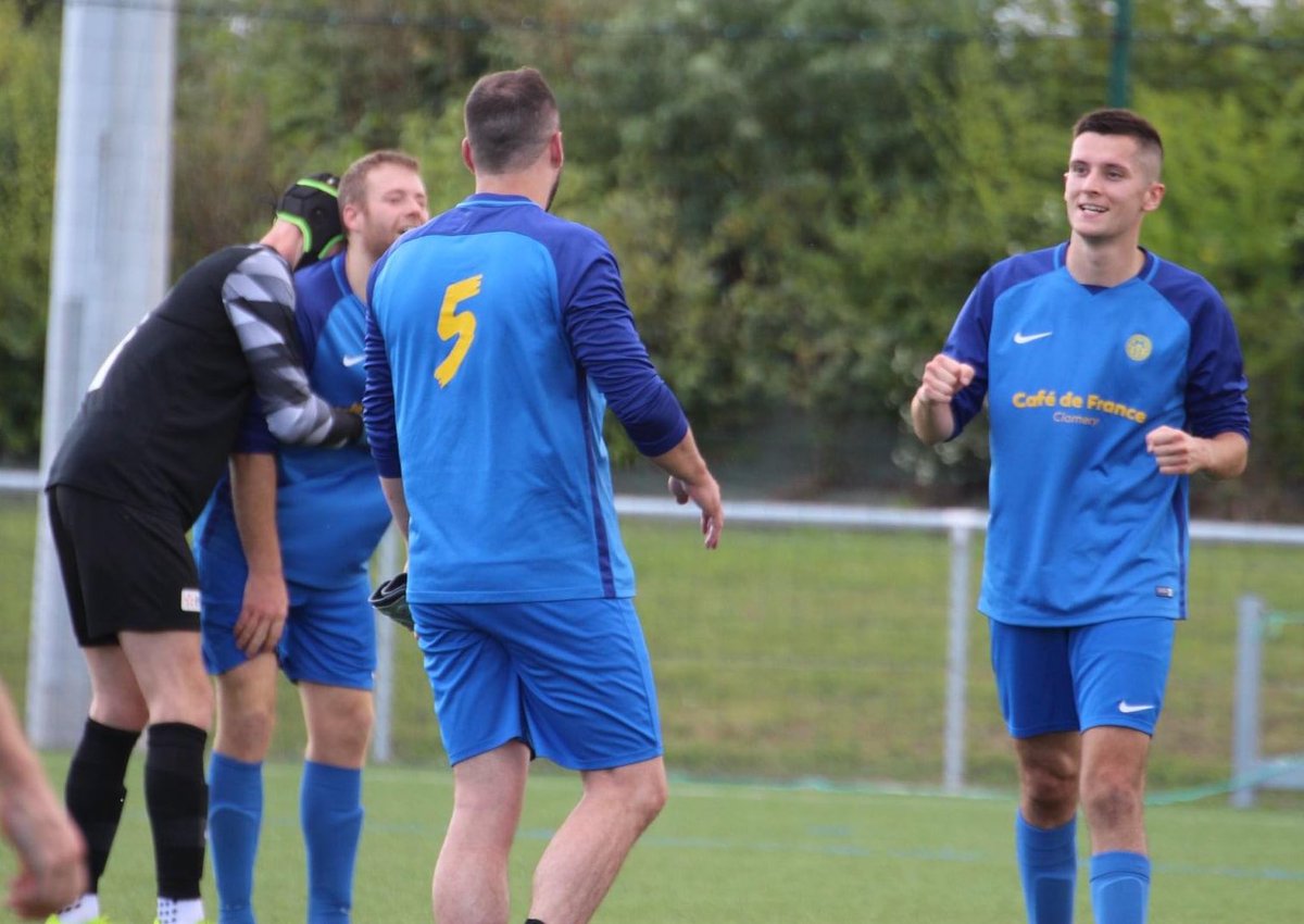 ASClamecy's tweet photo. ➡️ La joie de notre équipe fanion qui arrache la victoire dans le temps additionnel sur le terrain du CL Marsannay après avoir été mené 2-1 !

✅ Score final : CLM 2-3 ASC 

⚽️ Buteurs : @dvs_steve / @QAlberti &amp; Romain Arrault. 

🟡 « La cité des flotteurs » 🔵

#teamasc https://t.co/HqPWgttkNP