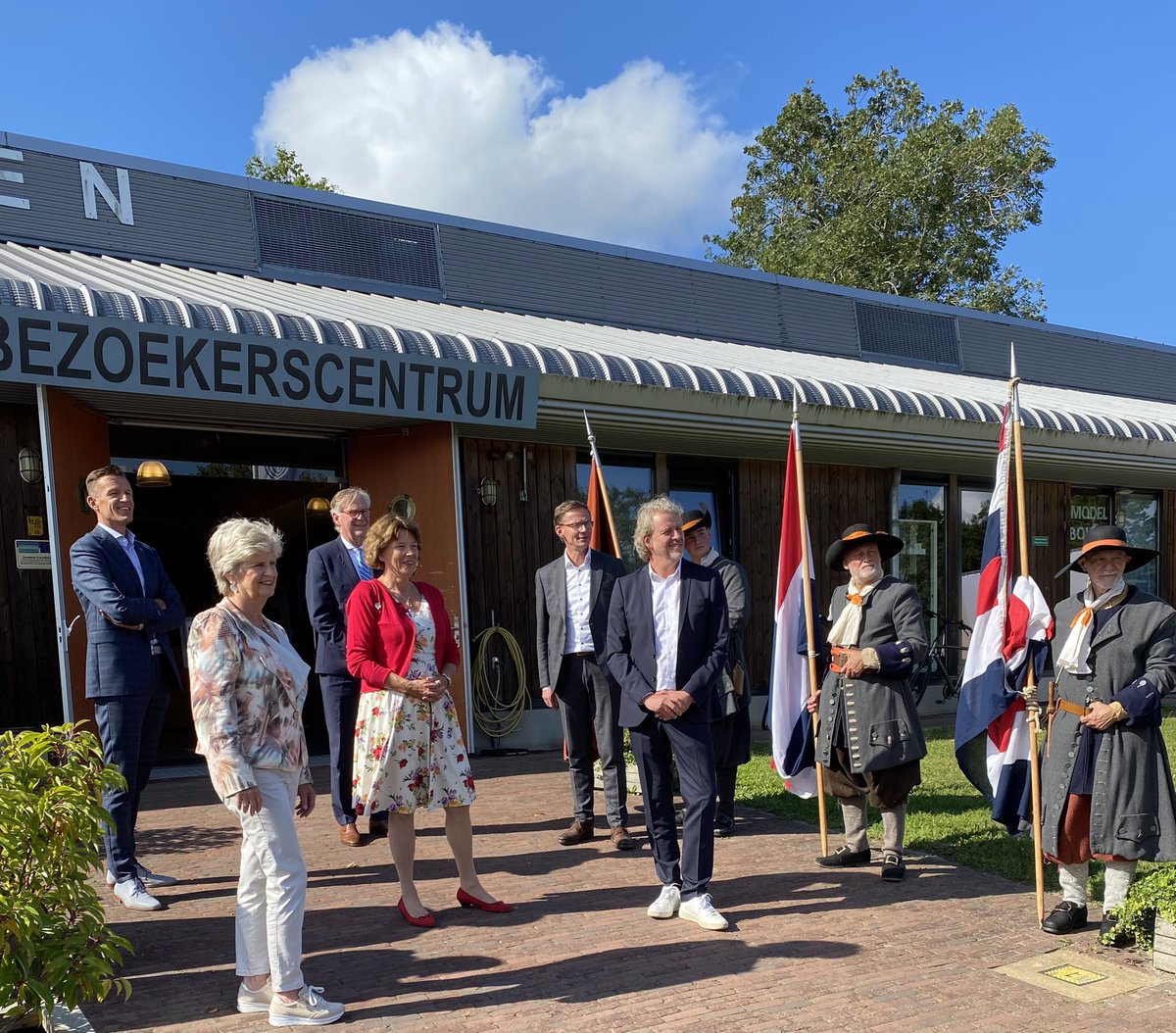 Wethouders erfgoed van @gemeenteHsluis <a href="/gemNissewaard/">Gemeente Nissewaard</a> @gemeentebrielle <a href="/gemeenteHW/">gemeenteHW</a> <a href="/gem_go/">Goeree-Overflakkee</a> en gedeputeerde <a href="/willy_zoete/">Willy de Zoete</a> van <a href="/zuid_holland/">Provincie Zuid-Holland</a> bij feestelijke start van de erfgoedlijn Historisch Haringvliet (naam bedacht door <a href="/BenschopBob/">Bob_Benschop</a>) in droogdok Jan Blanken in #Hellevoetsluis