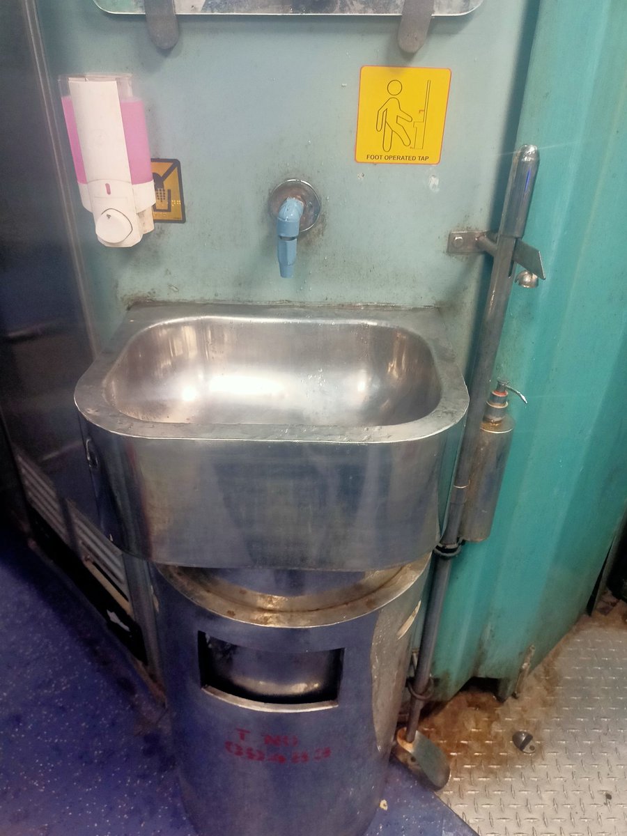 ManishNoola's tweet photo. Was so happy seeing the foot operated taps, just last year we faced #COVID19 and already our #IndianRailways are equipped with #footoperated taps. 

Hatts off to for the fastest implementation @RailMinIndia @Central_Railway @WesternRly https://t.co/hJdumuFCAs