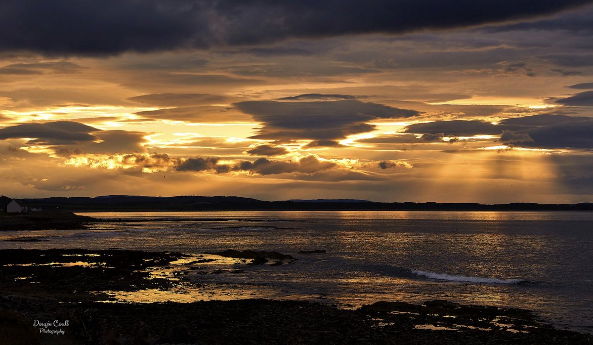 DougieCoullPix's tweet photo. Few quick edits from this evening.
#buckie #buckpool #sunset #sunsetphotography #weather #nature #clouds #canonphotography https://t.co/iRGZPBlVFw