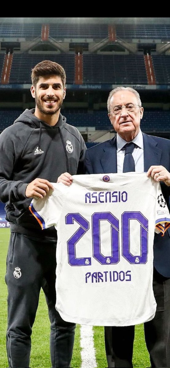 "A ver, niño burbuja, que llevas 3 años sin jugar. Posa para la foto de una vez que me tengo que ir a firmar una obra y me estás haciendo perder el tiempo."