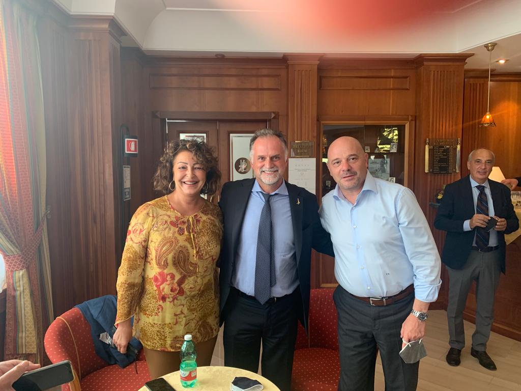 _GrantValentino's tweet photo. A Benevento con il ministro del Turismo Massimo Garavaglia per sostenere il nostro candidato sindaco Rosetta De Stasio ๐ฎ๐น
#destasiosindaco https://t.co/2bm1CDUhLk