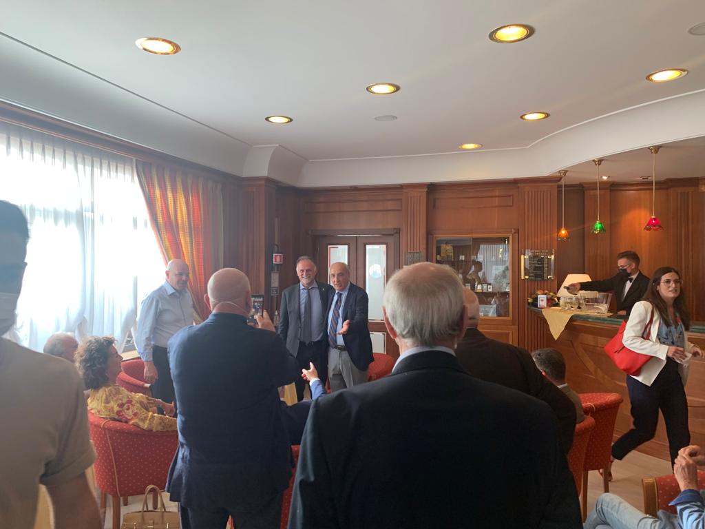 _GrantValentino's tweet photo. A Benevento con il ministro del Turismo Massimo Garavaglia per sostenere il nostro candidato sindaco Rosetta De Stasio ๐ฎ๐น
#destasiosindaco https://t.co/2bm1CDUhLk