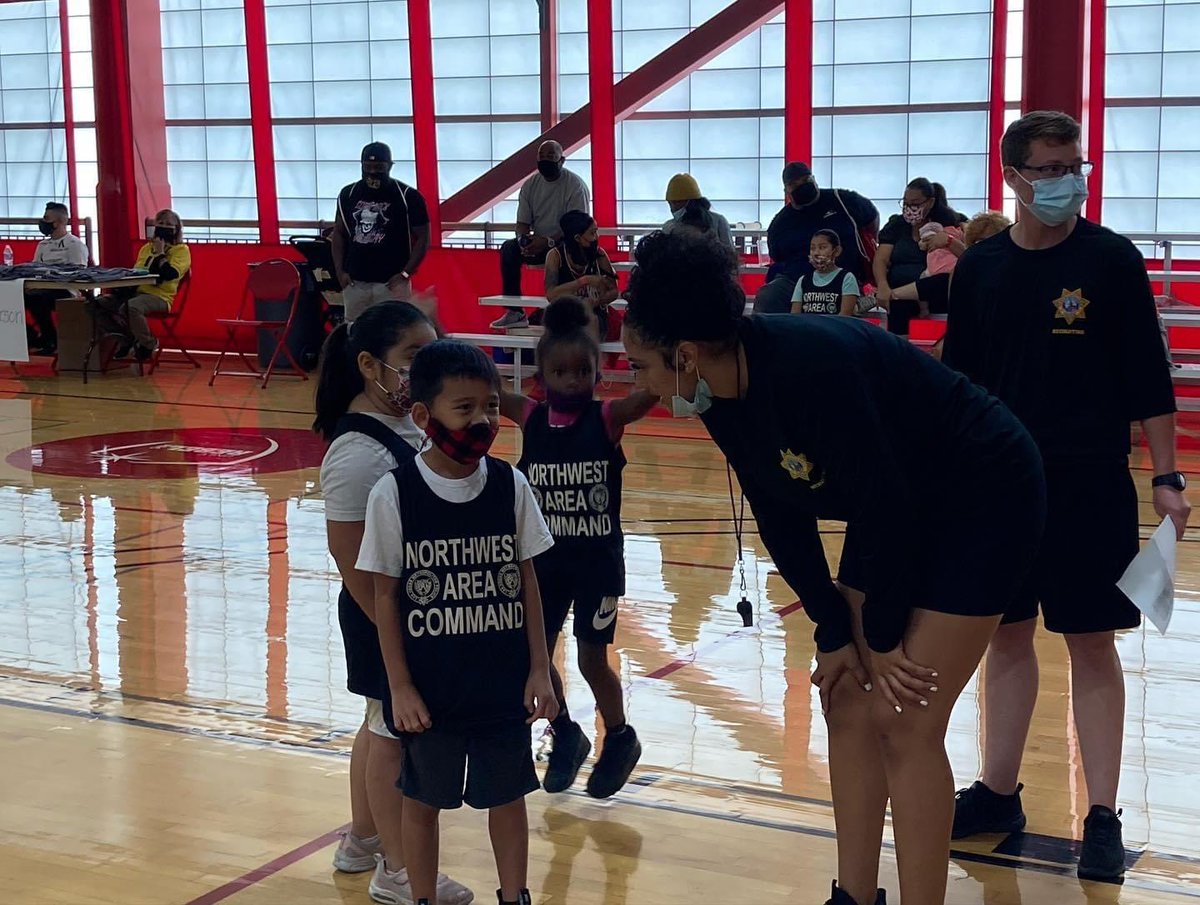 kevinmcmahill's tweet photo. Authentic community partnerships…that’s how we advance police work in the 21st century &amp; that’s exactly what took place at the #LVMPD Safe Neighborhood B-Ball Event! It was an honor to participate &amp; a big thx to Walt Walters, Earl White, &amp; everyone else who made it happen! 🏀 https://t.co/m4flfkFP9N