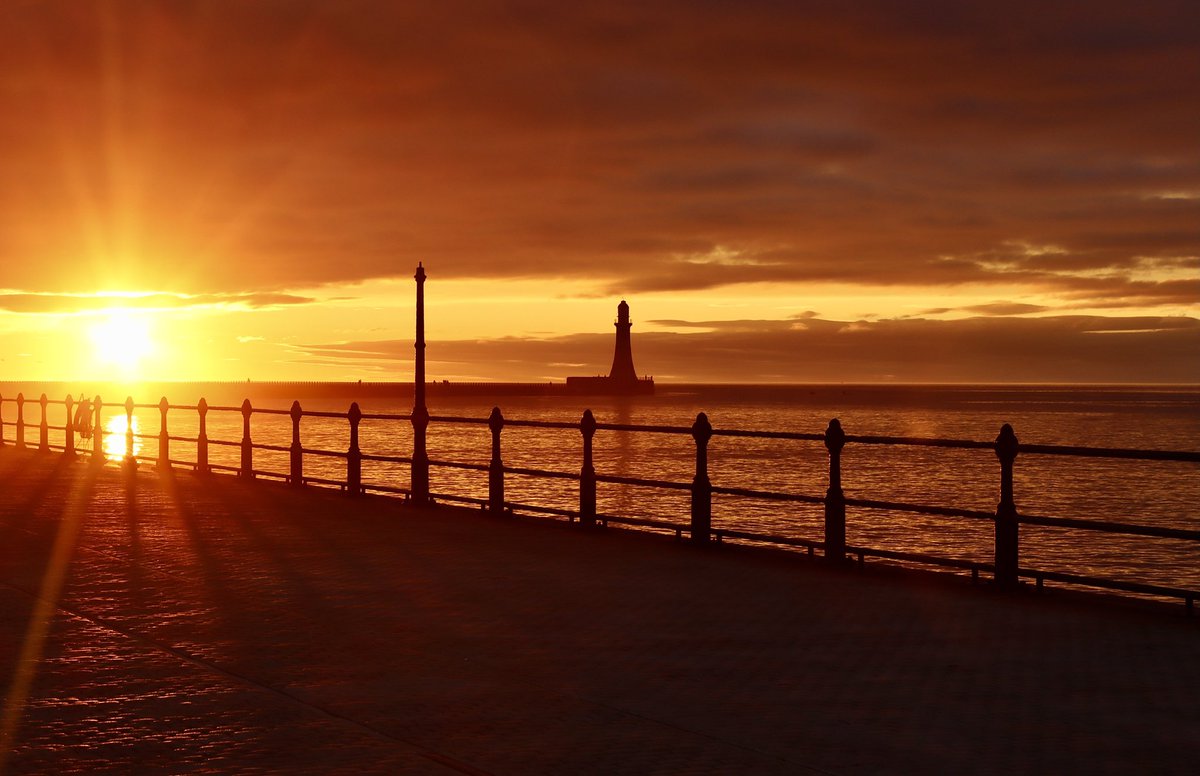 Another couple of shots of Roker Lighthouse at Sunrise. #roker #photography