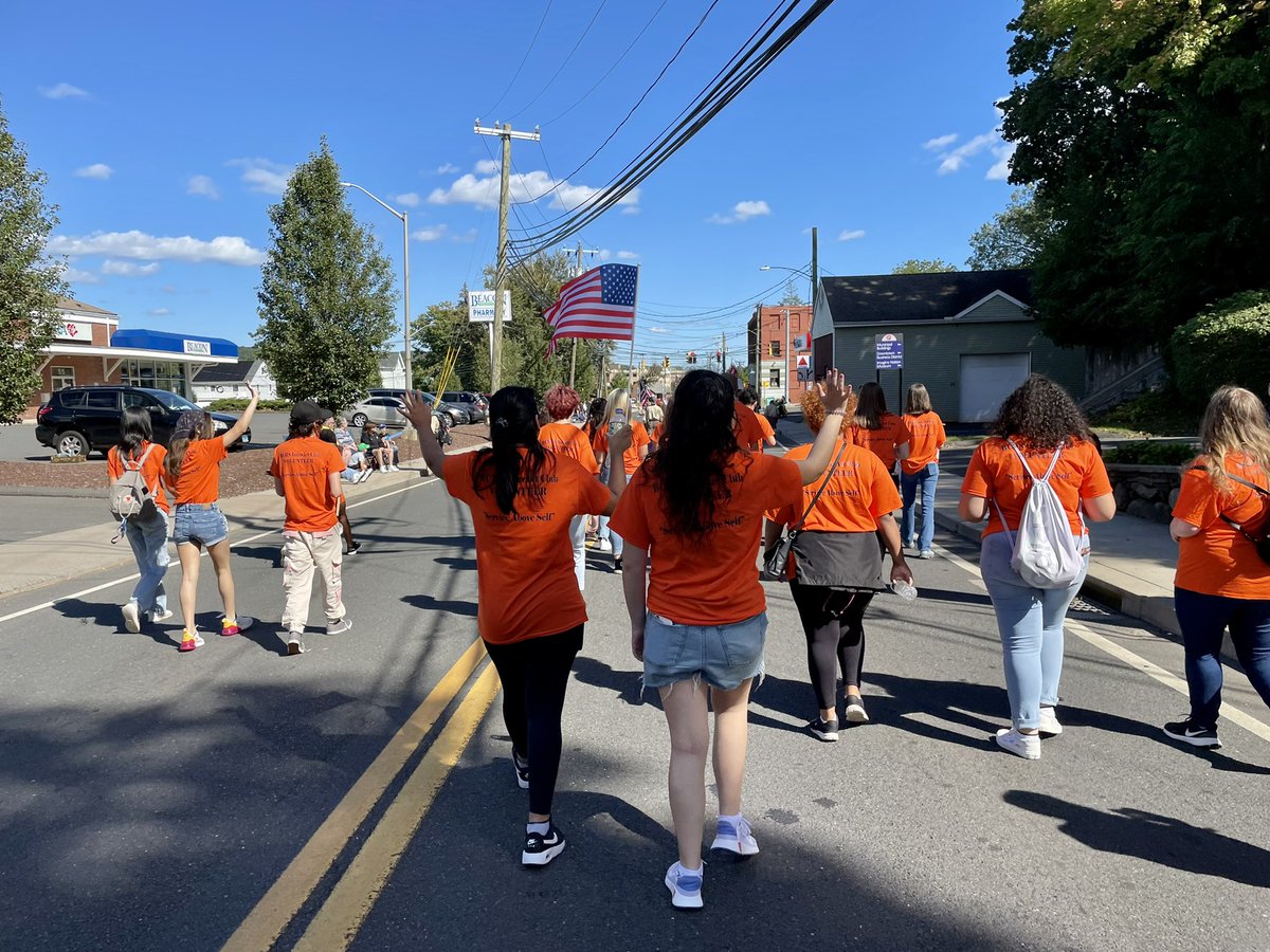 BCHSmagistra's tweet photo. It was a perfect day for a parade! Our BCHS InterAct club had so much fun marching with our parent club, the @BristolCTRotary club. So proud of our kids! #ServiceAboveSelf #BCINTERACT #BristolMumFestival #BristolMumParade  @BCHSprincipal https://t.co/LCuvEanSRi