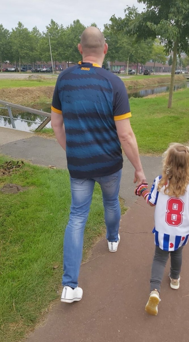 Aan de kant ik moet naar stadion 🎶