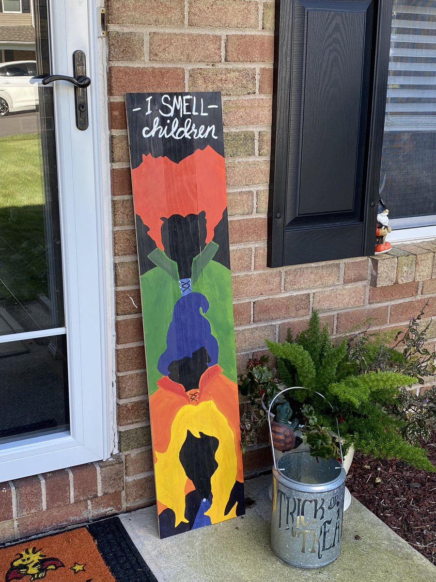 flyersgirl38's tweet photo. Did a #PaintingwithaTwist session last night. Finally have my #hocuspocus porch leaner! #prettyproud #amuckamuckamuck https://t.co/7GZOhnuG5k
