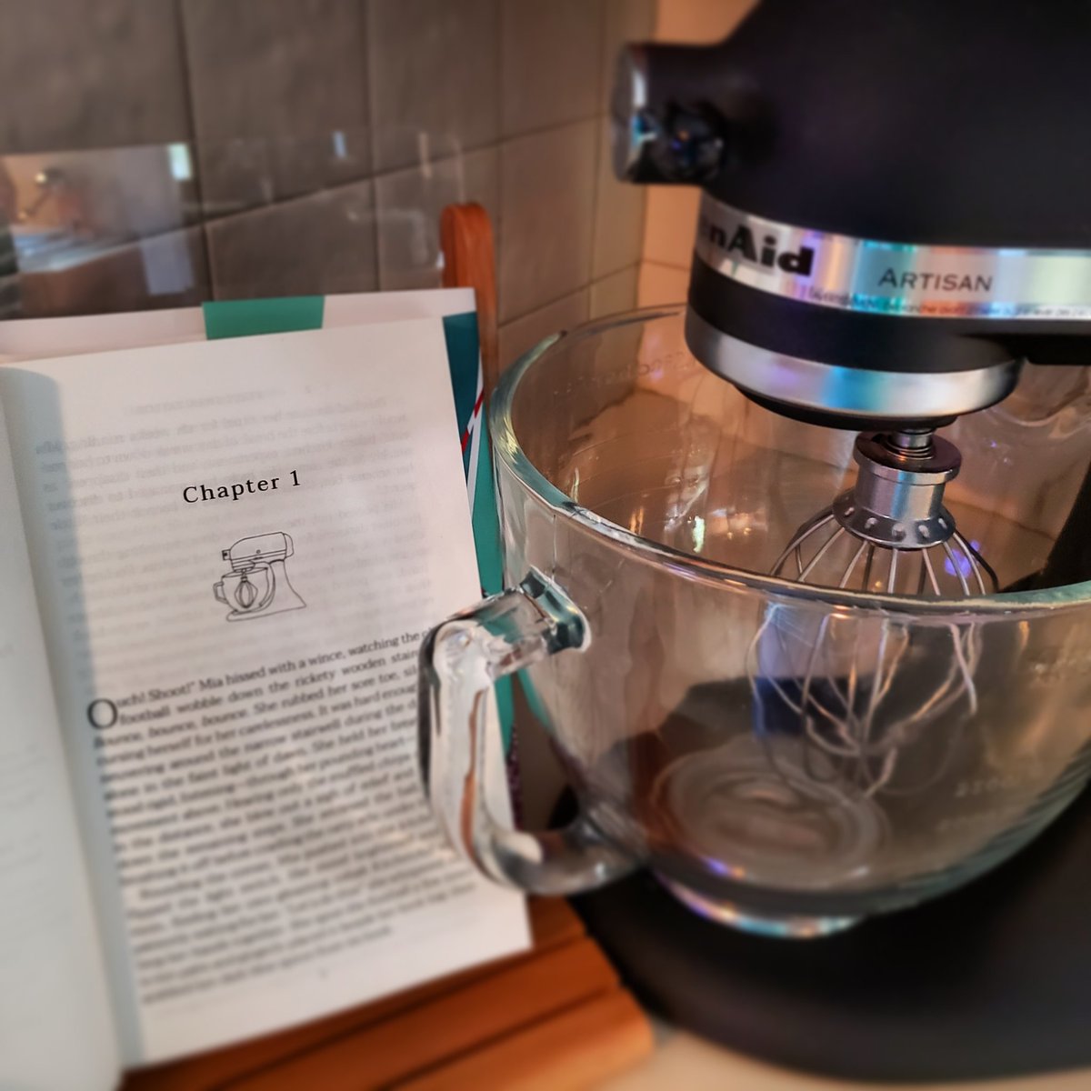 KellySwanTaylor's tweet photo. Looking for some #fallbaking ๐๐ inspiration? #TheWinningIngredientNovel is AVAILABLE NOW in hardcover, paperback, and ebook.
@WinngIngredient #newbook #teenread #readingcommunity #amreading #amreadingfiction #sportsbook #football #baking #bakingbook #AutumnTreats #bookblogger https://t.co/oeKiHvuKD6