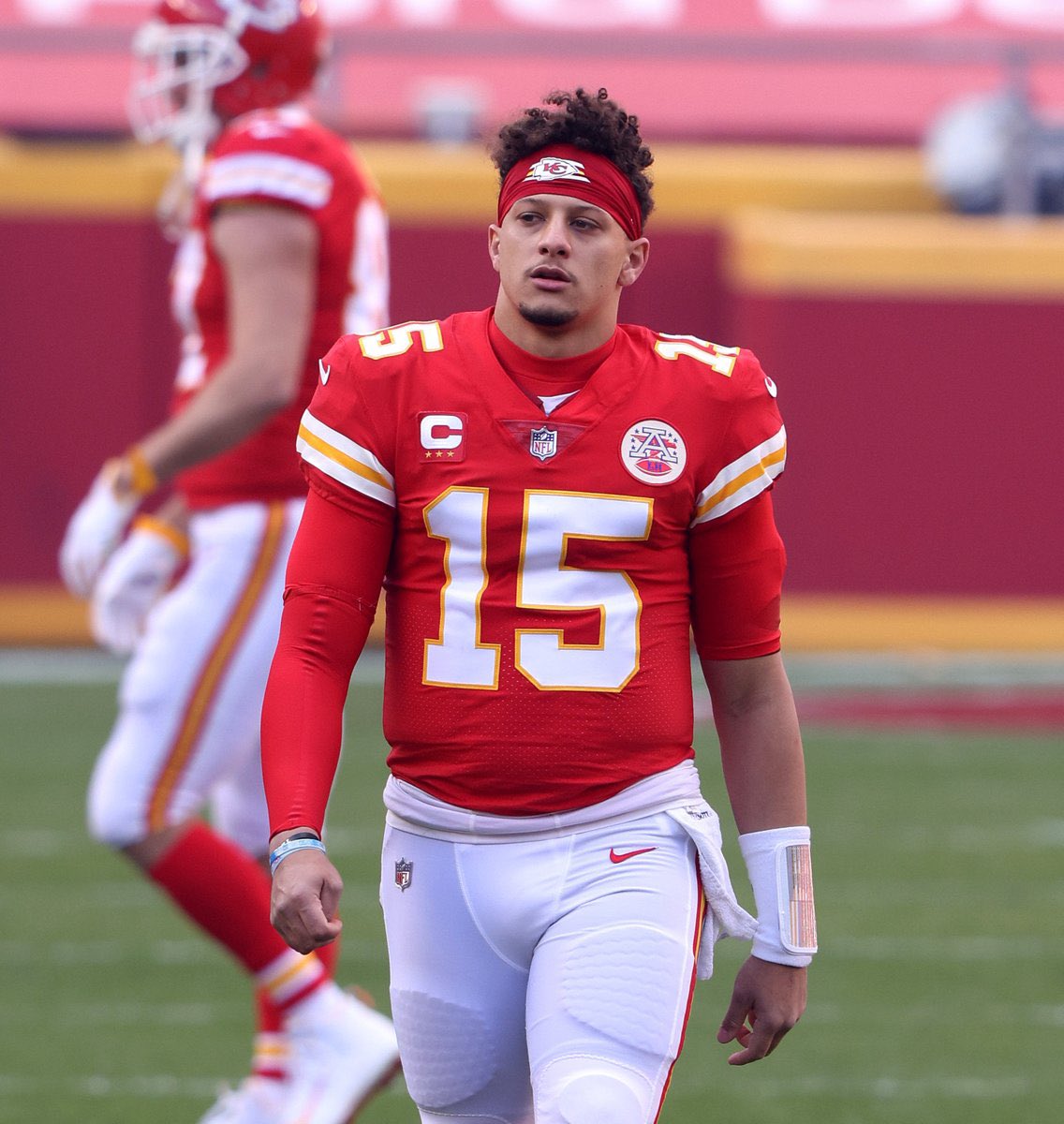 overtime's tweet photo. Chargers UPSET Chiefs 🚨

Herbert: 26/38 | 281 YDS | 4 TD
Mahomes: 27/44 | 260 YDS | 3 TD | 2 INT 

KC is now LAST PLACE in the AFC West 😦 https://t.co/3zs0rvvJEL