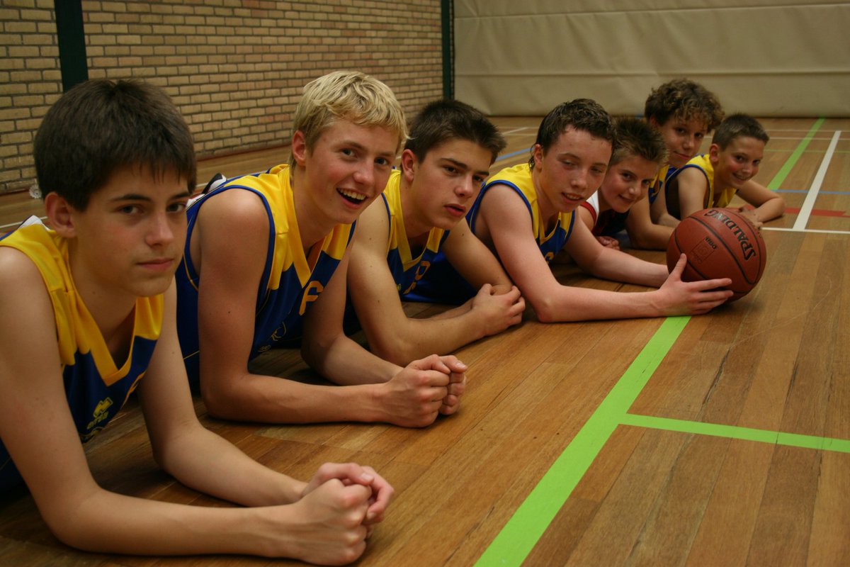 Op zaterdag 2 Oktober wordt een feest gehouden voor het 60 jarig jubileum van Akrides. Wij waren benieuwd weten jullie wie de personen op de foto zijn? En of ze ook naar het jubileum komen?