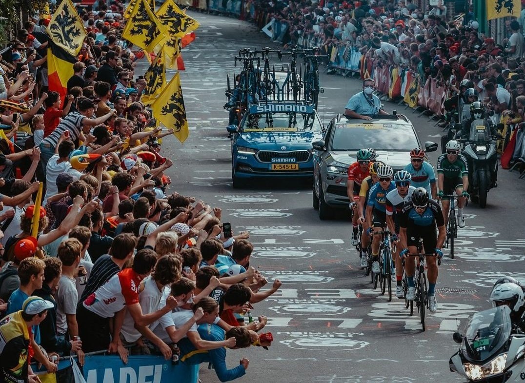 amantes_cycling's tweet photo. Alaphilippe ha llegado el primero pero hoy el ganador ha sido el CICLISMO

Una carrera memorable ante un millón de espectadores que abarrotaban el circuito, una fiesta que alienta prosperidad para este deporte que algunos querían enterrar

Más vivo que nunca 🚴‍♂️♥

 #Flanders2021 https://t.co/Rd2daLORLP