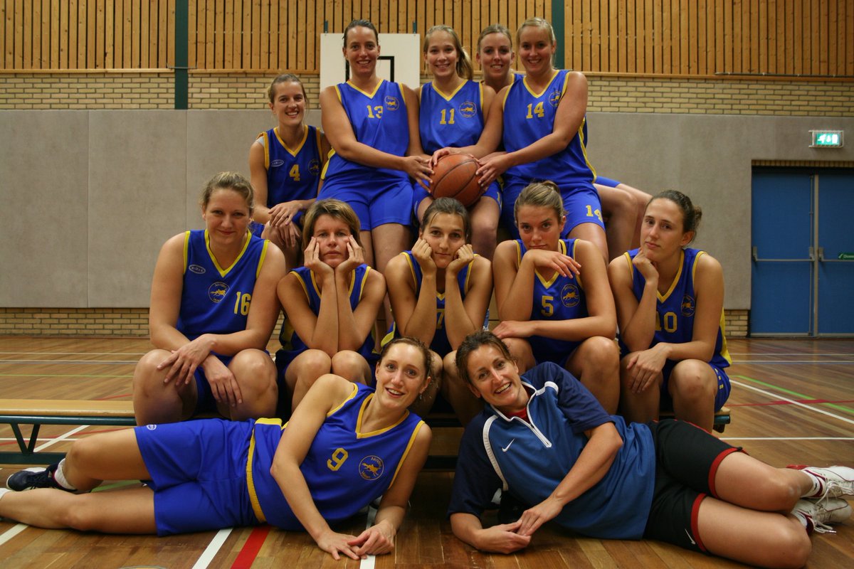 Op zaterdag 2 Oktober wordt een feest gehouden voor het 60 jarig jubileum van Akrides. Wij waren benieuwd weten jullie wie de personen op de foto zijn? En of ze ook naar het jubileum komen?