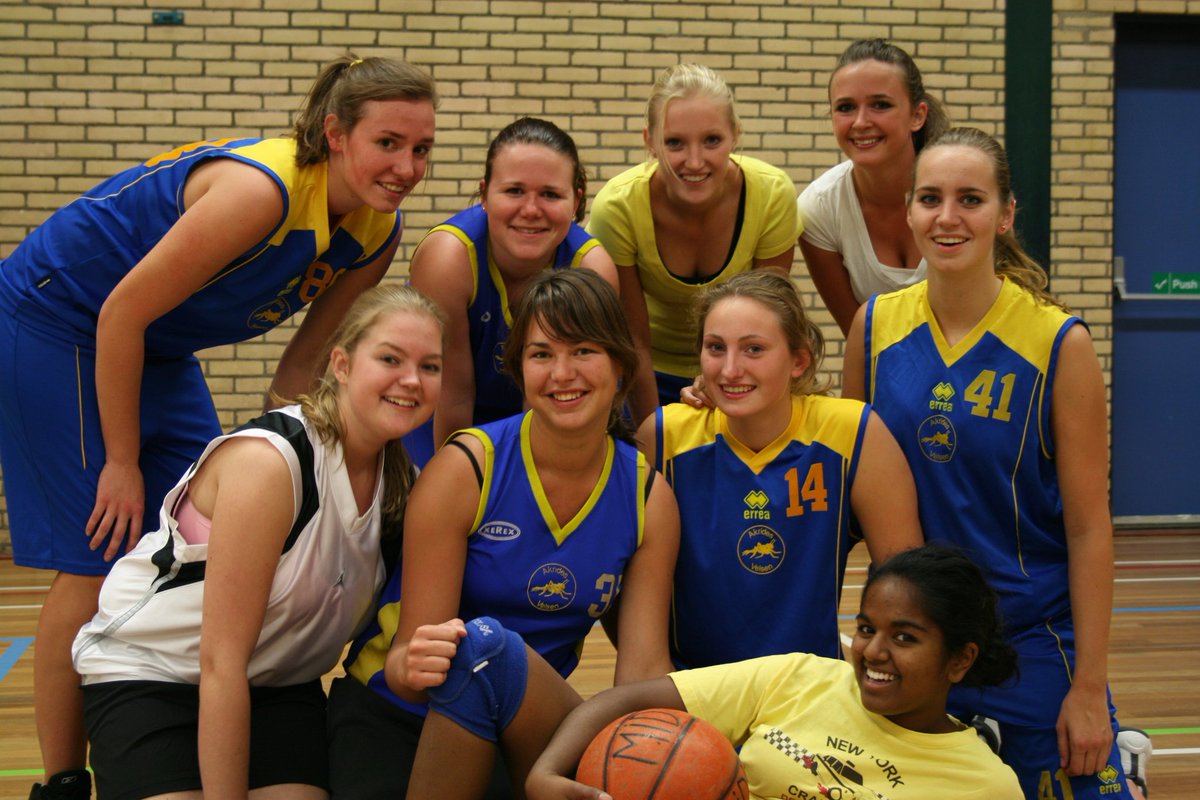 Op zaterdag 2 Oktober wordt een feest gehouden voor het 60 jarig jubileum van Akrides. Wij waren benieuwd weten jullie wie de personen op de foto zijn? En of ze ook naar het jubileum komen?