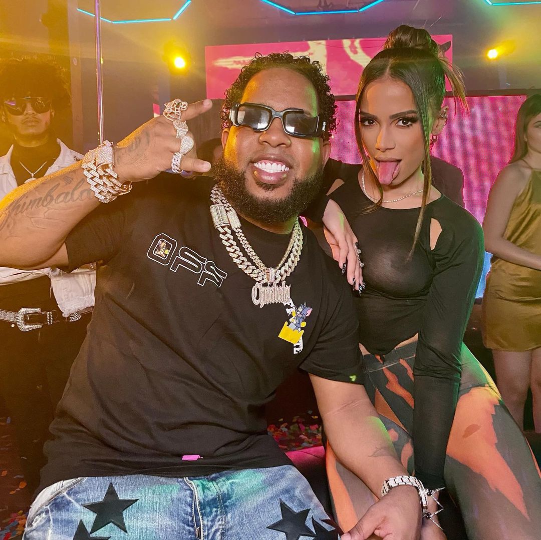 AnittaTodayR's tweet photo. Anitta está nesse exato momento gravando um videoclipe com Dimelo Flow e Chimbala. 👀 https://t.co/BdghrOFqLR