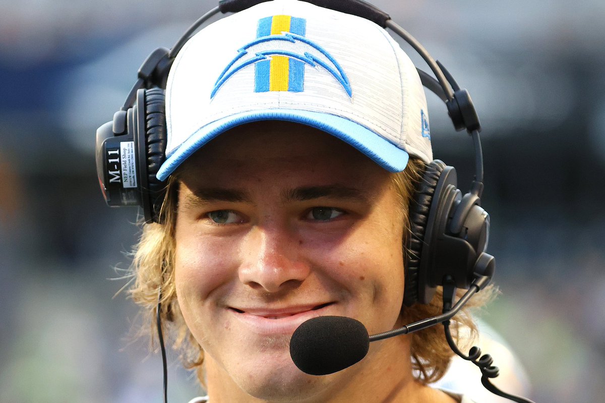 EvilKingGreen's tweet photo. Justin Herbert #isthatguy #BoltUp https://t.co/rO0yKyNaBo