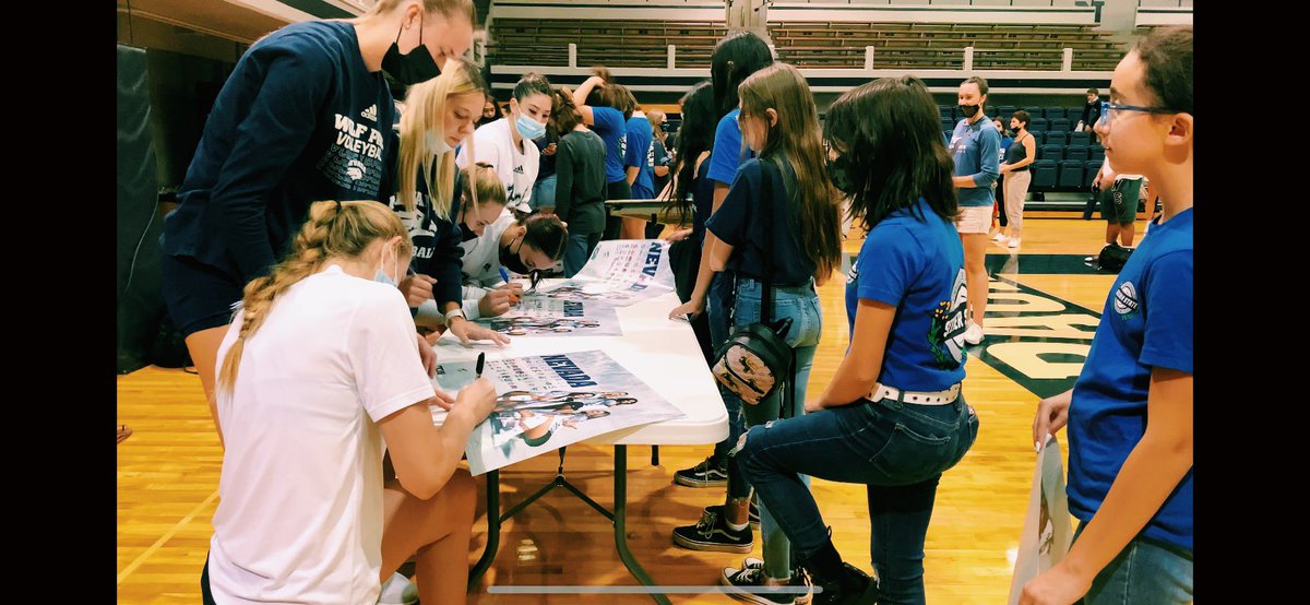 Silverstatevbc's tweet photo. Good time with @Nevada_VB 🐺 🏐 https://t.co/CcoG5Mw9A1