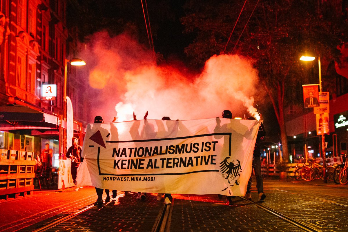 PhotoDressler's tweet photo. In #Hannover zogen am Abend, mutmaßlich anlässlich der #btw21 , rund 50 Personen als Demonstrationszug über die Limmerstraße. Sie riefen antifaschistische Parolen und zündeten Pyrotechnik. https://t.co/yjojtXYjha